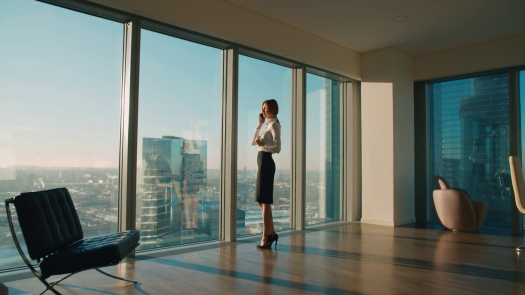 videoblocks-young-business-woman-in-modern-office-skyscraper-in-the-talks-on-the-phone-standing-at-the-window-steadicam-shot_sxbdwudq5l_thumbnail-full04